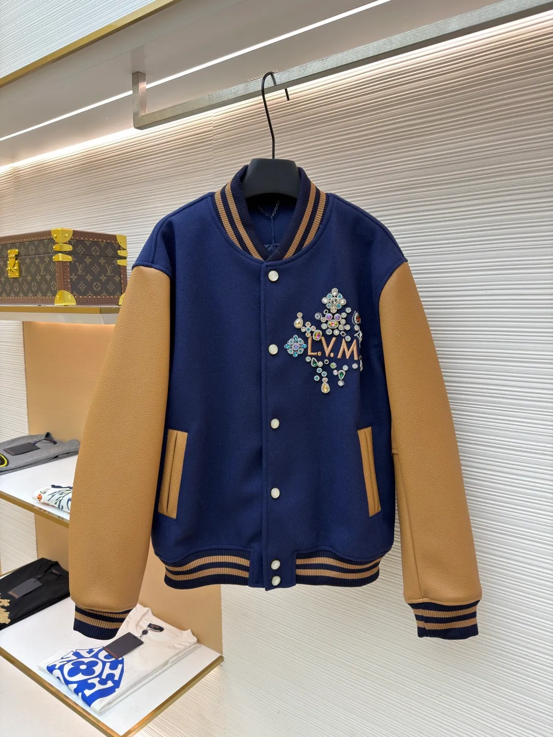LOUIS VUITTON Hand-beaded hot-drilled leather baseball jacket ●Original version: purchased and developed by 55246 ●Item No.: 1682480-C70 ●Fabric: wool fabric ●Technology: hot-drilled production ●Color: blue and yellow ●Version: Fitted version ●Weight: about 1140 grams ●Size: S-M-L-XL ●Description: The upper body of this fabric is soft, and the classic combination of wool and yarn presents the high-end style of ready-to-wear. The beads are connected by embroidery, computer-positioned embroidery is connected, and the knots are sewn by hand. Each pattern is positioned 1:1 according to the original version, and the size of each bead is consistent with the original version. The overall wiring is straight and delicate, the fabric is comfortable and soft, and the color is consistent without color difference. It can be matched with the same style to create a fashionable look and control various occasions. Customized accessories, complete with three standards, same style for men and women!